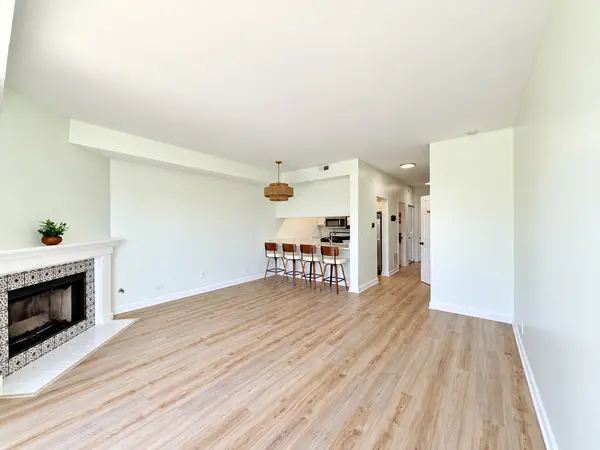 7818 Darien Lake DR, Darien, IL 60561