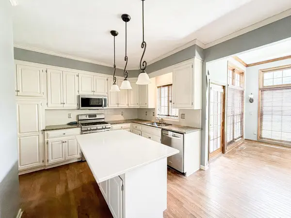 6836 Glenwood St, Overland Park, KS 66204