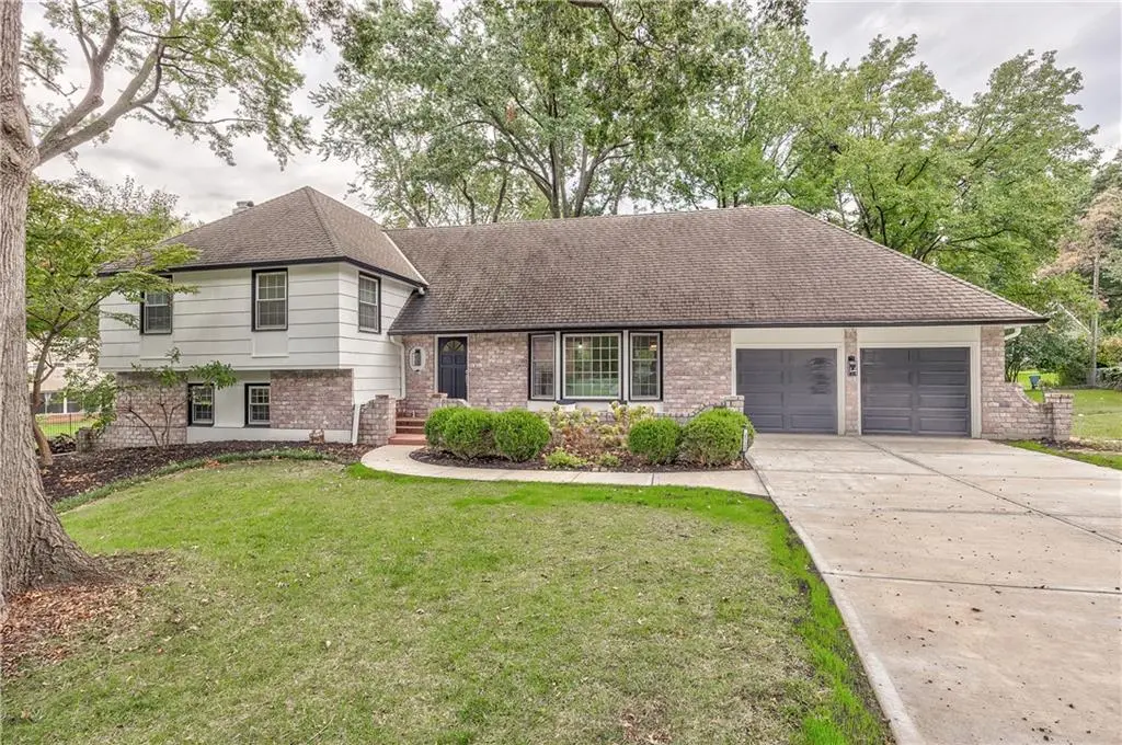 8129 Dearborn DR, Prairie Village, KS 66208