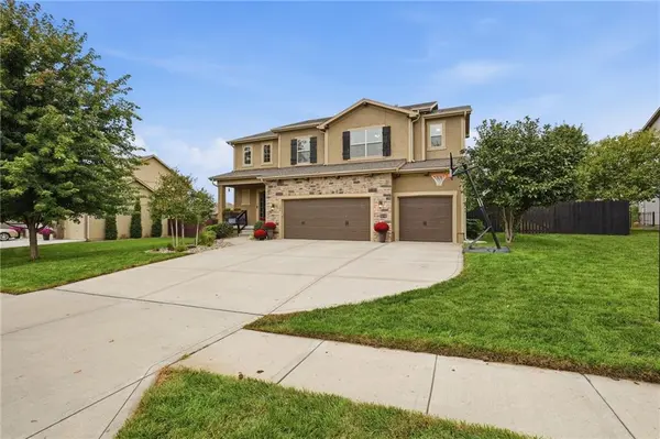 104 S Eastglen DR, Raymore, MO 64083
