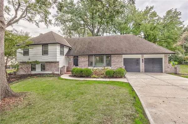 8129 Dearborn DR, Prairie Village, KS 66208
