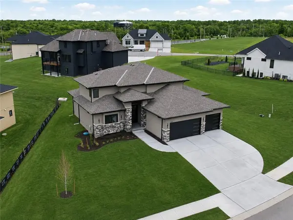 2531 NE Woodland Oak CIR, Lee's Summit, MO 64086