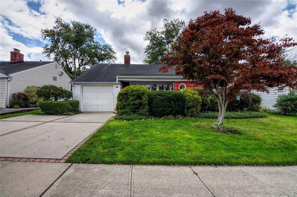 3758 Windsor DR, Bethpage, NY 11714