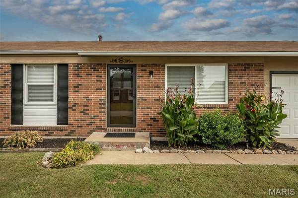 3224 Highgate LN, St Charles, MO 63301