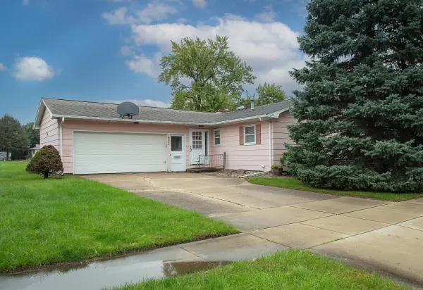 802 11th Ave NW, Waverly, IA 50677
