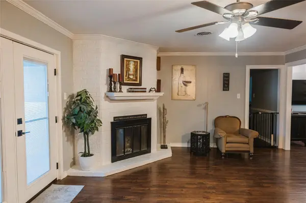 1200 Garden LN, Bryan, TX 77802