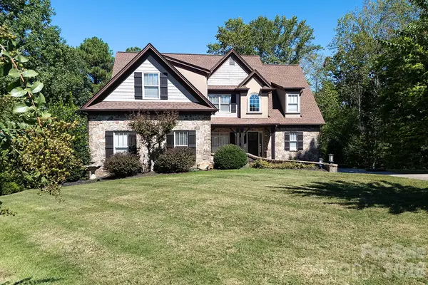 394 Stone Cliff LN, Lake Wylie, SC 29710