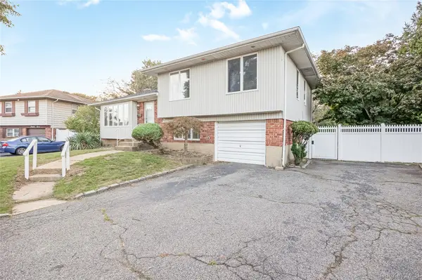35 Eagle LN, Farmingdale, NY 11735