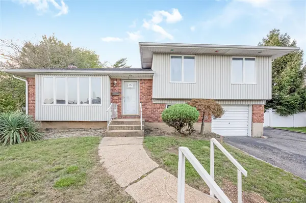 35 Eagle LN, Farmingdale, NY 11735