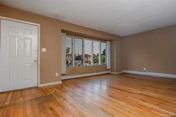 35 Eagle LN, Farmingdale, NY 11735