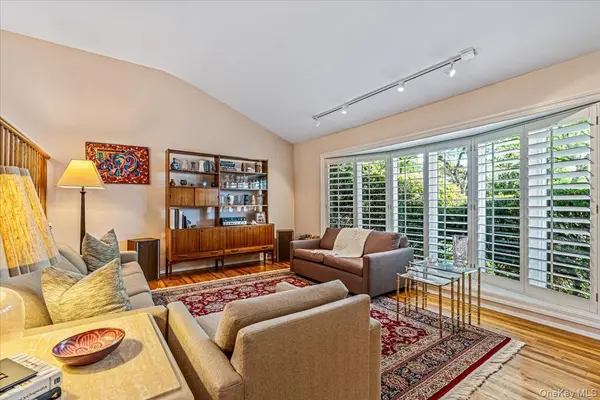 45 Driftwood DR, Port Washington, NY 11050