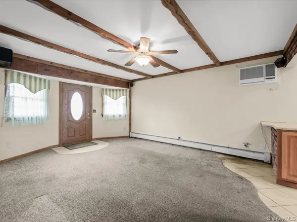937 Mirabelle AVE, Westbury, NY 11590