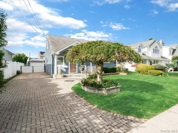 937 Mirabelle AVE, Westbury, NY 11590
