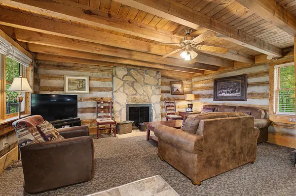 760 Fox Hollow Rd, Gatlinburg, TN 37738