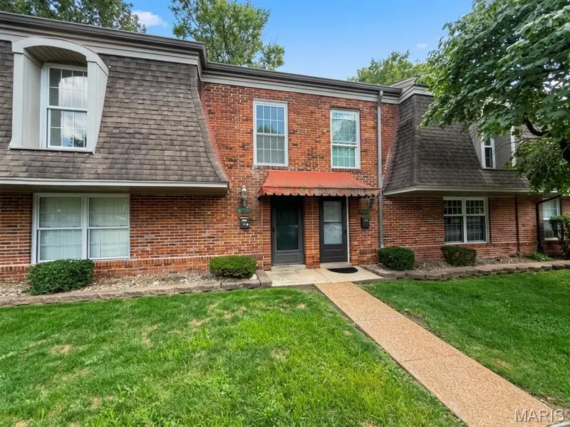 4334 Chateau De Ville DR, St Louis, MO 63129