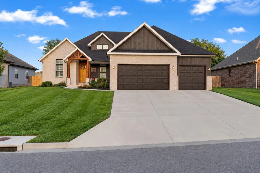 3214 N Marlin DR, Ozark, MO 65721