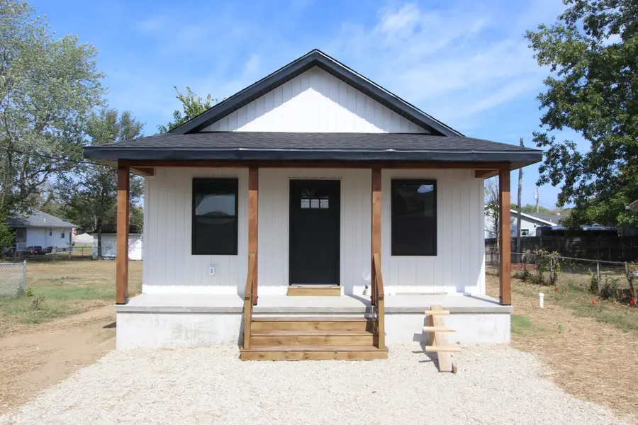415 W Puryear AVE, Seymour, MO 65746