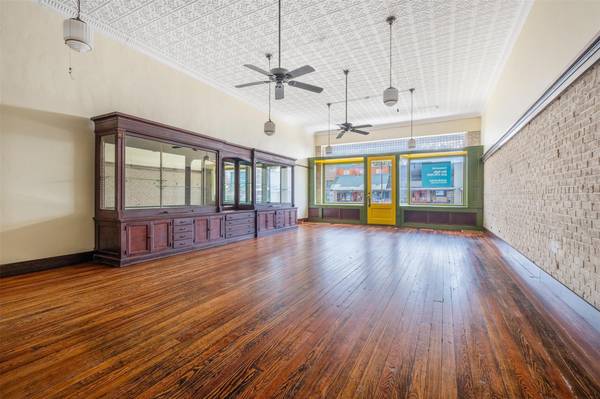 203 Main ST, Smithville, TX 78957