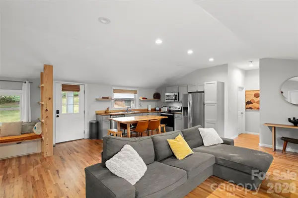 28 Long Cove RD, Candler, NC 28715