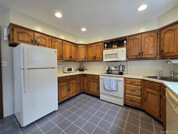 9 Milton ST, Sayville, NY 11782