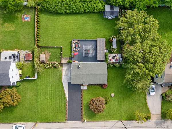 27 Wagner DR, Coram, NY 11727