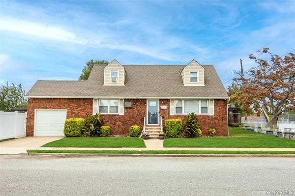 328 1st AVE, Lindenhurst, NY 11757