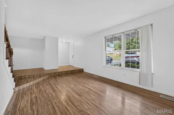 4334 Chateau De Ville DR, St Louis, MO 63129