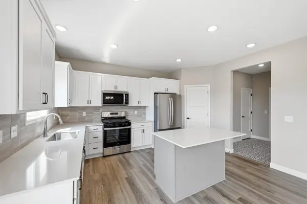 906 Brandenburg LN, Waverly, MN 55390