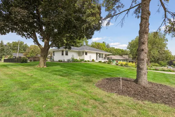 5724 Code AVE, Edina, MN 55436