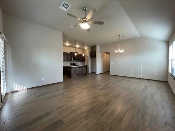 2033 Sara Vista RD, Yukon, OK 73099