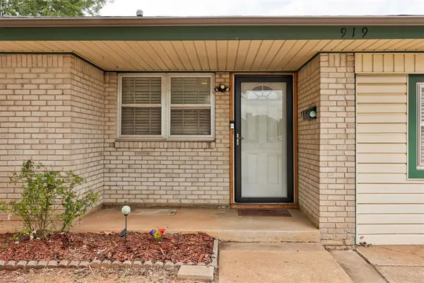 919 N Norman AVE, Moore, OK 73160