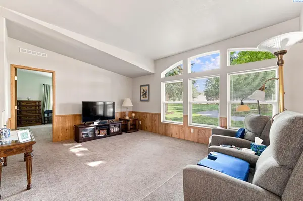 25008 E Kennedy Rd, Benton City, WA 99320