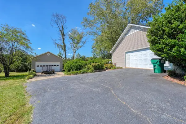 404 Cresthaven DR, Boiling Springs, SC 29316