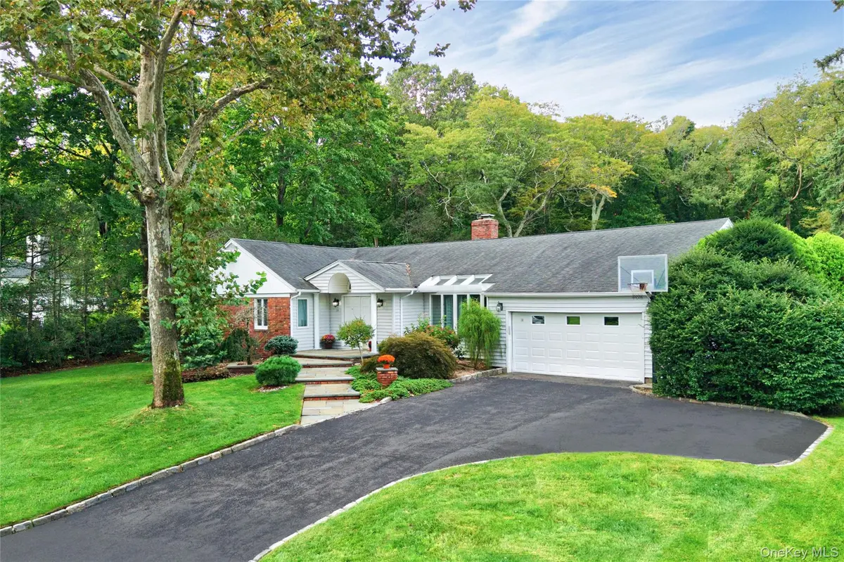 14 Maplewood LN, East Hills, NY 11576