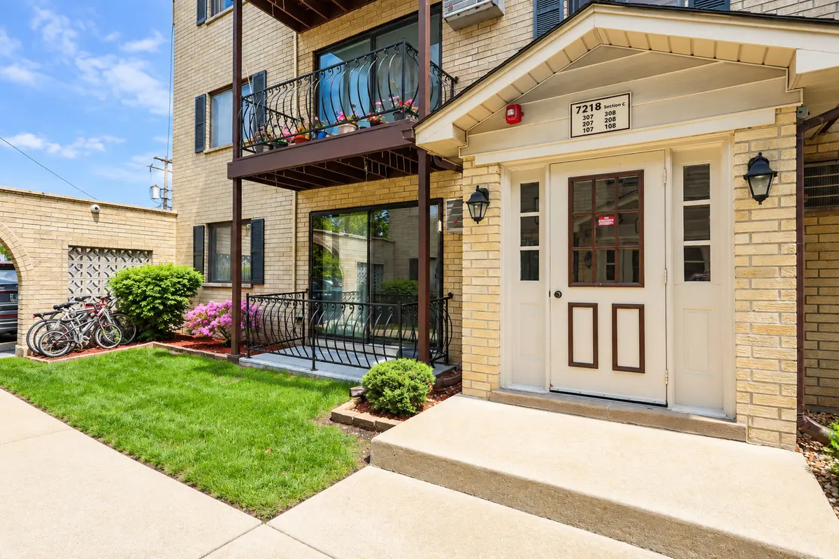 7218 W Wrightwood AVE #107, Elmwood Park, IL 60707