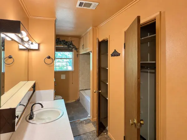 300 Elm S, Cameron, TX 76520