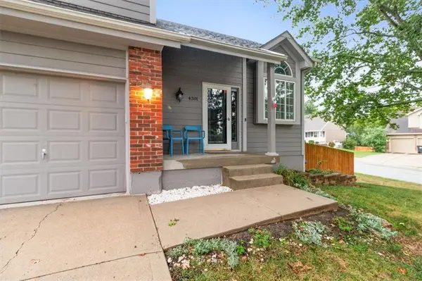 4301 NW Cortland DR, Blue Springs, MO 64015