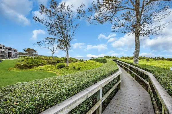 3104 Bluffs DR, Baiting Hollow, NY 11933