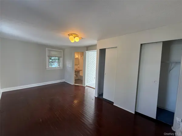 1 Birchwood AVE #Cottage, Port Washington, NY 11050