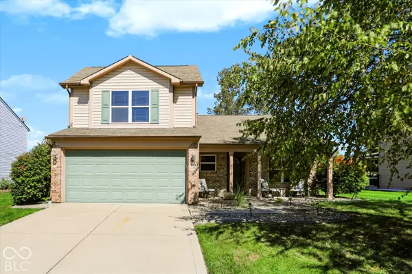 816 Heatherwood DR, Greenwood, IN 46143