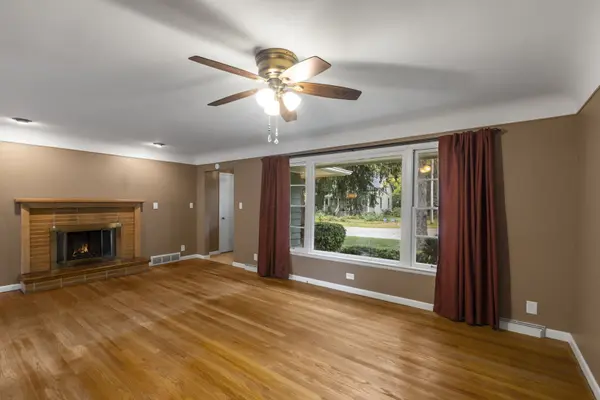27 Francis AVE, Crystal Lake, IL 60014