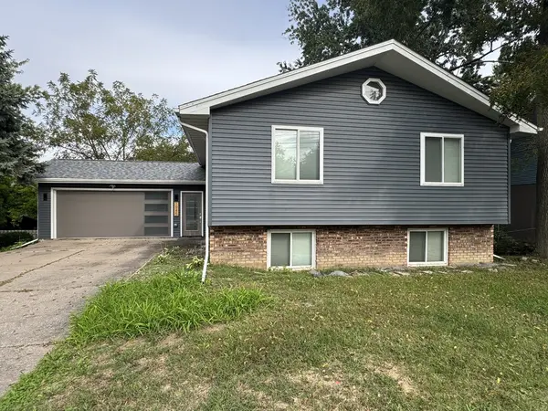 1945 14th ST, Bettendorf, IA 52722