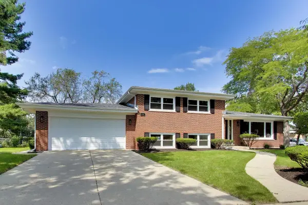 910 E Kimber LN, Arlington Heights, IL 60005
