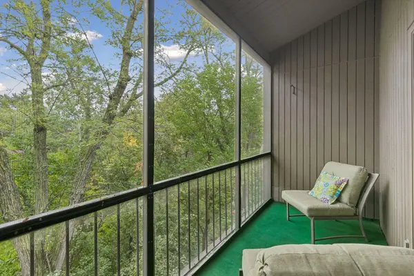 6115 Lincoln DR #353, Edina, MN 55436