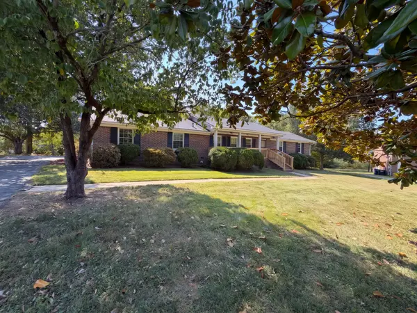 1005 Roseview Dr, Columbia, TN 38401
