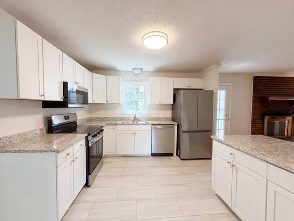 1005 Roseview Dr, Columbia, TN 38401