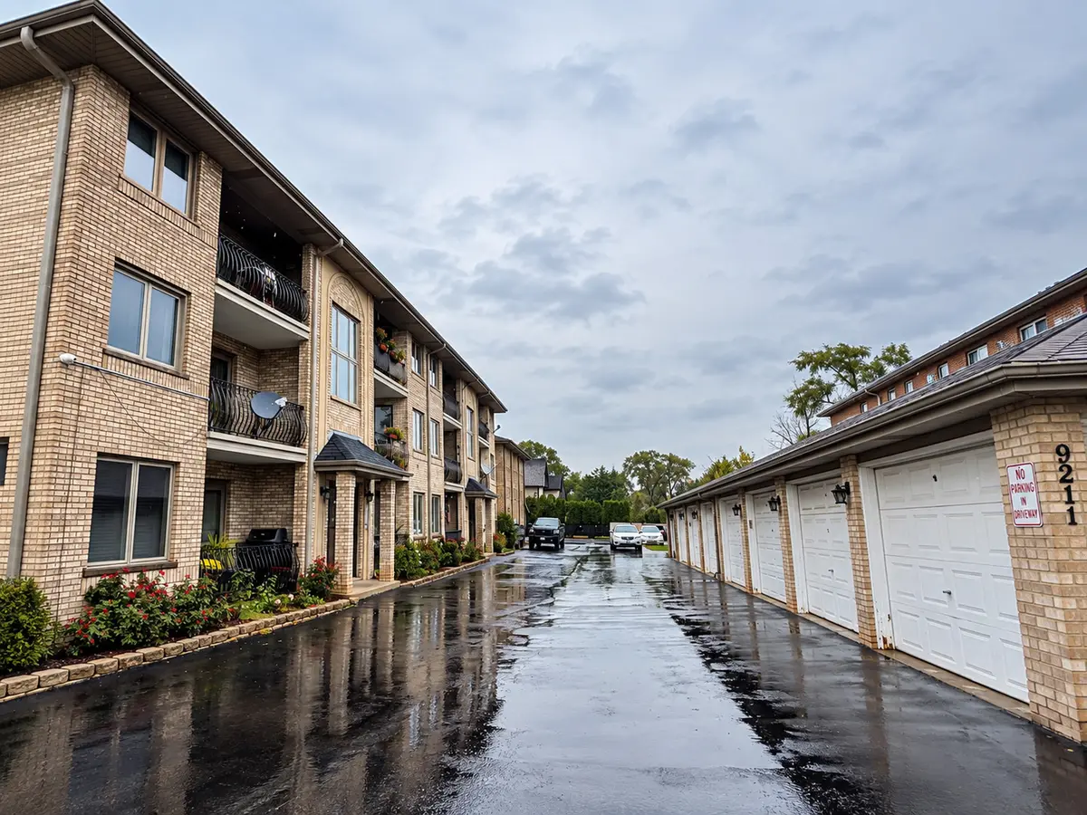 9211 S Roberts RD #1B, Hickory Hills, IL 60457