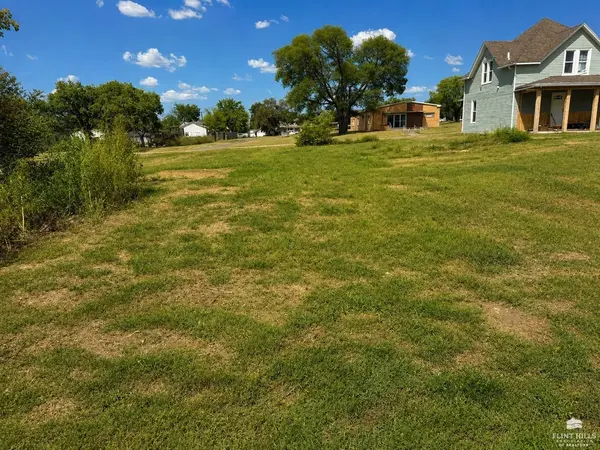217 W Elm ST, Lincoln, KS 67455