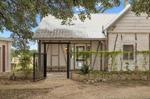 48 Holiday RD, Out Of Area, TX 78013