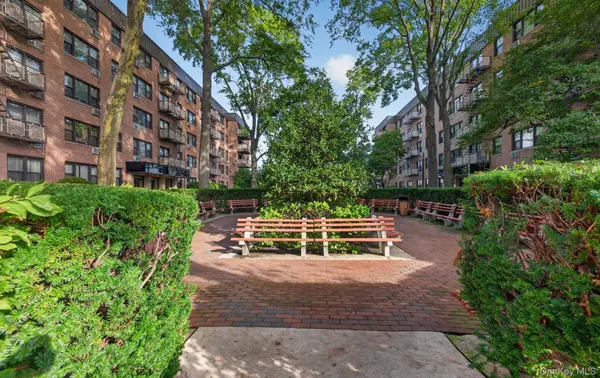 4 Birchwood CT #4G, Mineola, NY 11501